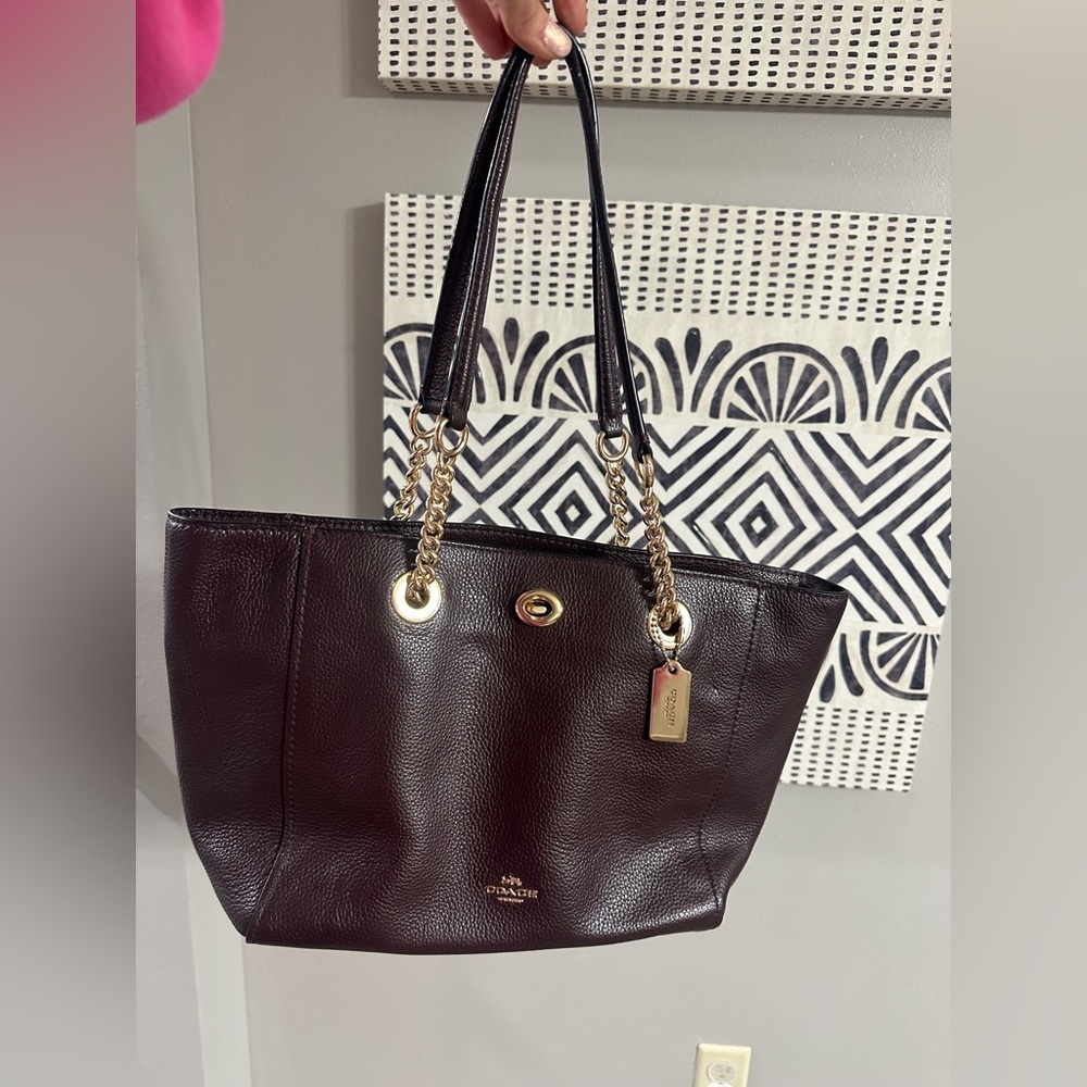 Coach Turnlock Chain Tote Burgundy Pebble Leather - Picture 2 of 12